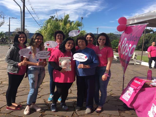 Equipe da ESF realiza campanha Outrubro Rosa na Praça Matriz