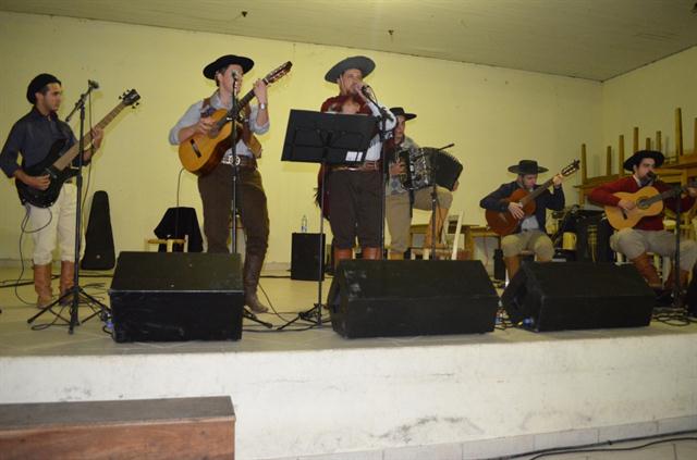 Segundo dia de festa teve abertura da feira de expositores,palestra, paellada campeira, jantar típico e show nativista