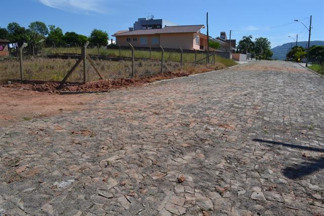 Secretaria de Obras finaliza pavimentação de ruas. 