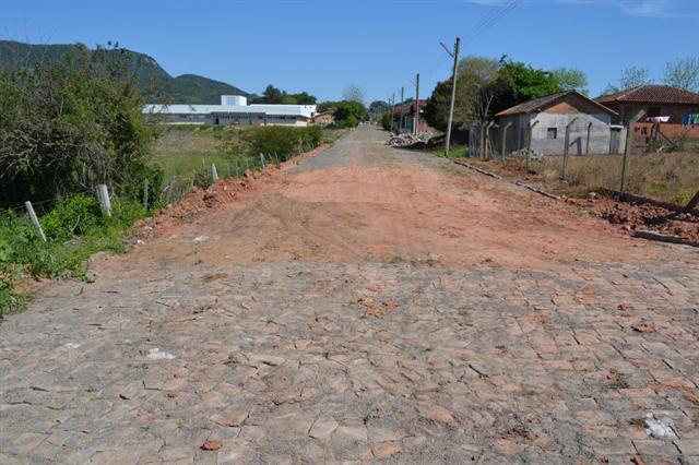 Secretaria de Obras finaliza pavimentação de ruas. 