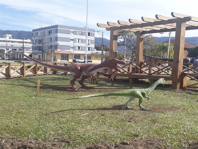 Réplicas dos Dinossauros Mais Antigos do Mundo na Praça Matriz