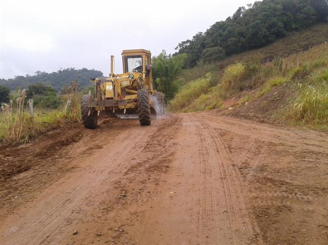 Secretaria de Obras realiza melhorias na estrada da Linha Bom Fim