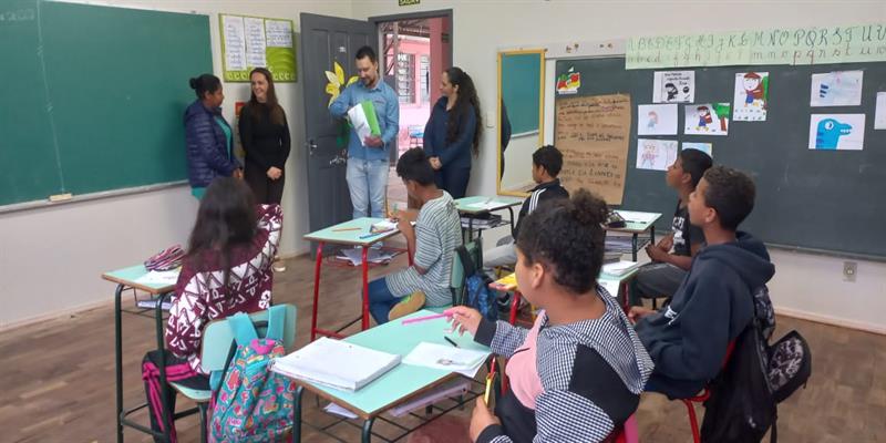 Escolas participantes do programa a união faz a vida - PUFV recebem homenagem ao dia do Professor