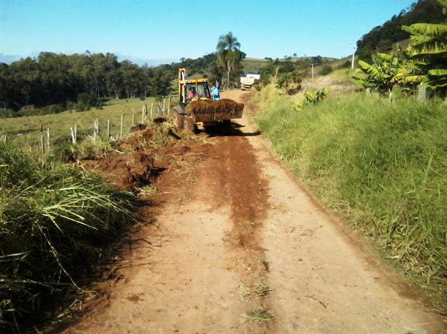 Secretaria de Obras realiza melhorias na estrada da Linha Bom Fim