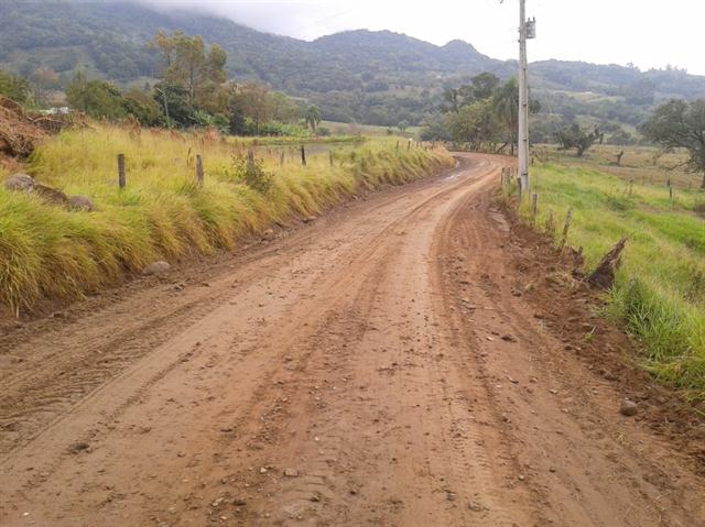 Secretaria de Obras realiza melhorias na estrada da Linha Bom Fim