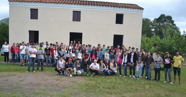 Alunos de Ivorá visitaram casa de João Pozzobon