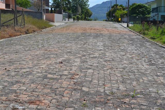 Secretaria de Obras finaliza pavimentação de ruas. 
