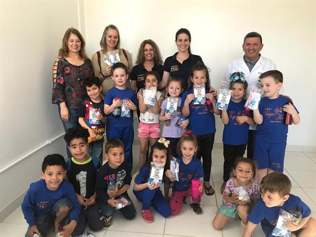 Crianças das Escolas municipais recebem kits odontológicos nas escolas municipais 
