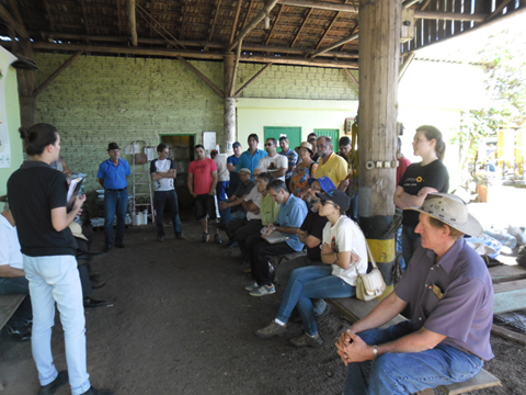 Produtores realizam excursão para conhecer a Cooperativa Ecocitrus