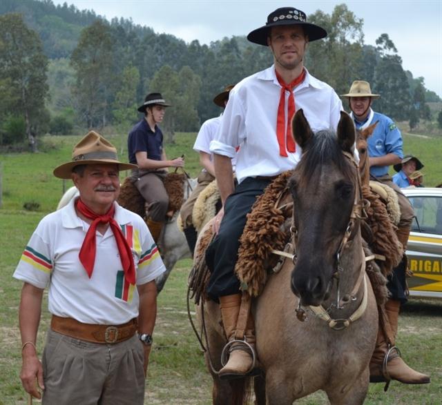 Casa do Diácono João Pozzobon foi visitada por grupo de cavaleiros neste sábado(14)