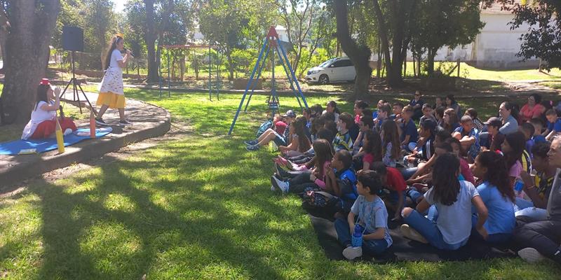 Alunos da rede municipal e estadual de ensino participam de peça teatral interativa