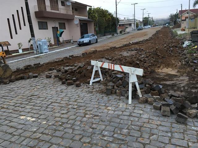 Construção de rede de esgoto está sendo executada na rua Augusto Arnutti