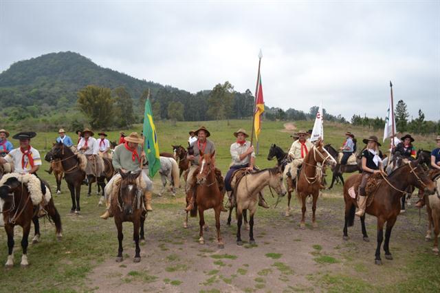 Casa do Diácono João Pozzobon foi visitada por grupo de cavaleiros neste sábado(14)