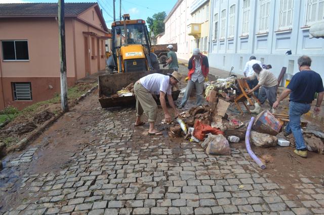 Primeiro dia pós-enchente foi de avaliação dos prejuízos