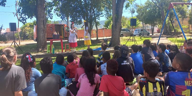 Alunos da rede municipal e estadual de ensino participam de peça teatral interativa