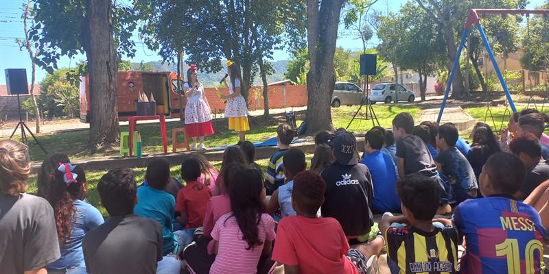 Alunos da rede municipal e estadual de ensino participam de peça teatral interativa