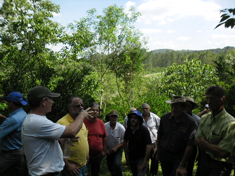 Produtores realizam excursão para conhecer a Cooperativa Ecocitrus