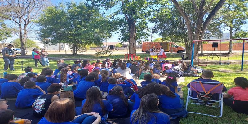 Alunos da rede municipal e estadual de ensino participam de peça teatral interativa