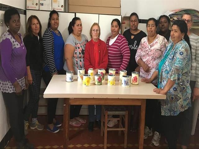 Mulheres do grupo de convivência realizam oficina de reciclagem