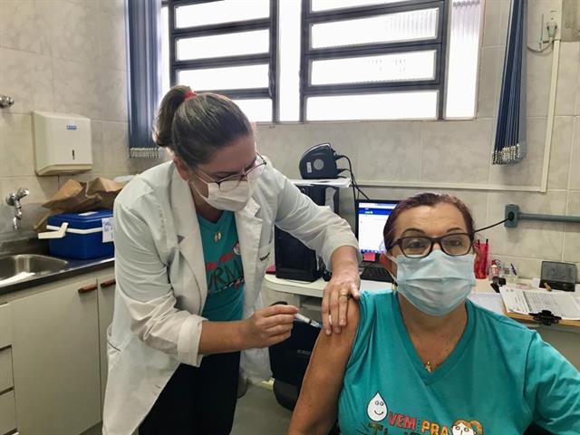 Primeiras doses da vacina contra a COVID-19 são aplicadas no município