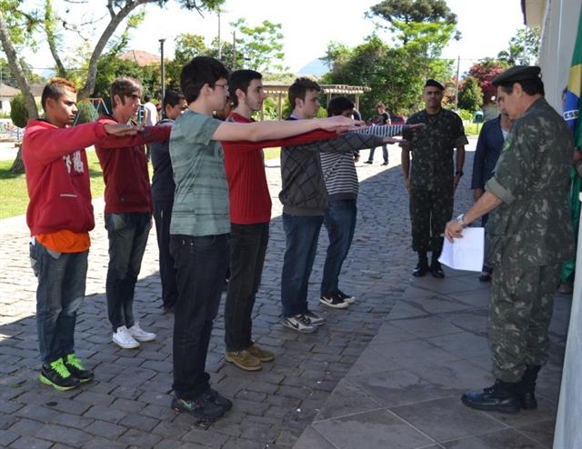 Jovens dispensados do serviço militar fizeram juramento à bandeira