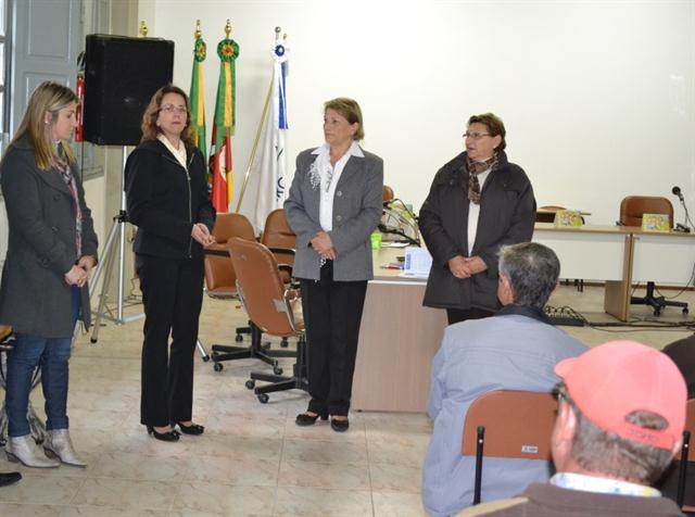 Produtores beneficiados por programa habitacional assinam liberação