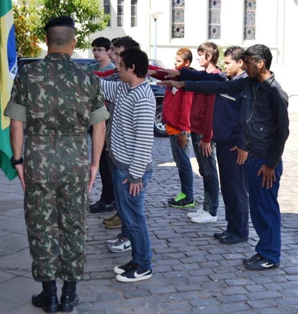Jovens dispensados do serviço militar fizeram juramento à bandeira