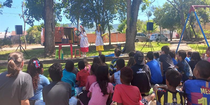 Alunos da rede municipal e estadual de ensino participam de peça teatral interativa