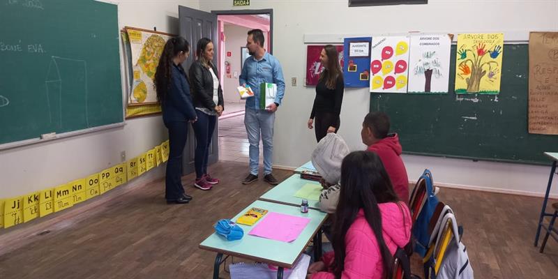 Escolas participantes do programa a união faz a vida - PUFV recebem homenagem ao dia do Professor