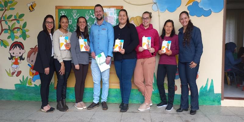 Escolas participantes do programa a união faz a vida - PUFV recebem homenagem ao dia do Professor