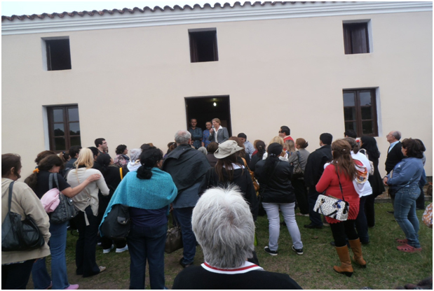 Peregrinos paraguaios e catarinenses visitam a casa de João Luiz Pozzobom