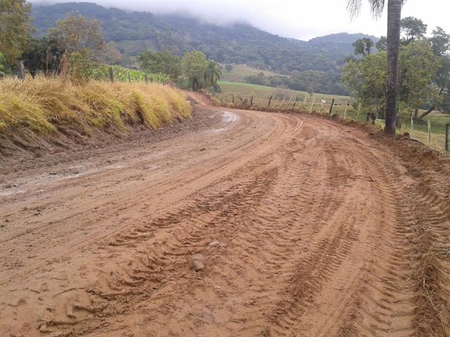 Secretaria de Obras realiza melhorias na estrada da Linha Bom Fim