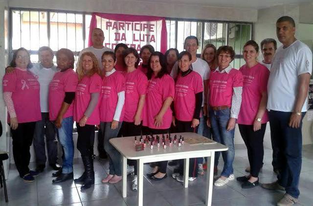 Campanha Outubro Rosa - mulheres recebem esmalte