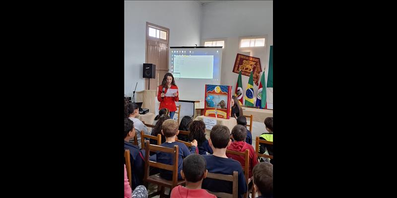 Participação da  SMECDT na Feira do Livro em Ivorá