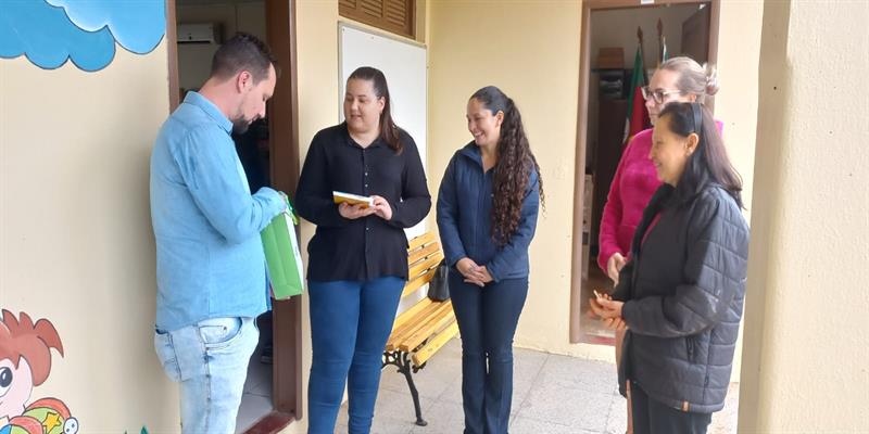 Escolas participantes do programa a união faz a vida - PUFV recebem homenagem ao dia do Professor