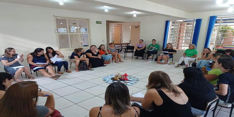 Escola Municipal de Educação Infantil Recanto dos Sonhos realiza a primeira reunião do ano.