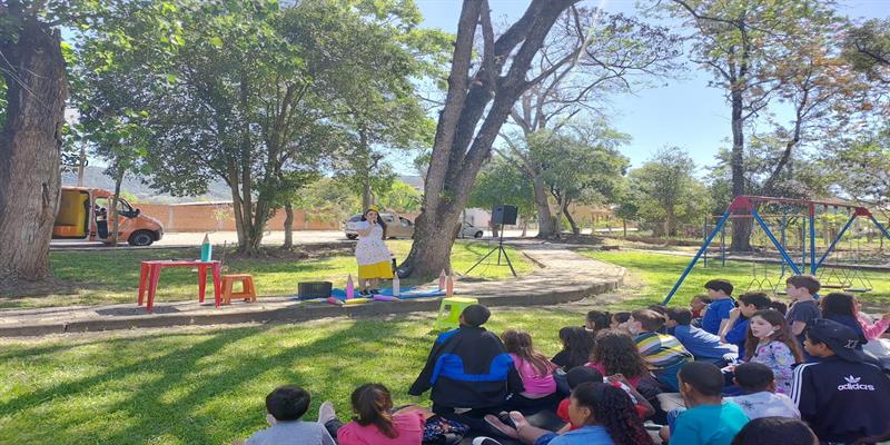 Alunos da rede municipal e estadual de ensino participam de peça teatral interativa