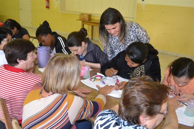 Cras encerra curso de manicure