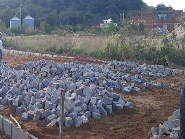 Agora é a Rua Antônio Ceretta que recebe calçamento