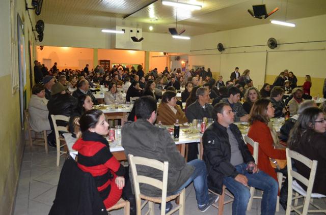 Segundo dia de festa teve abertura da feira de expositores,palestra, paellada campeira, jantar típico e show nativista