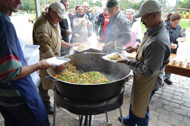 Segundo dia de festa teve abertura da feira de expositores,palestra, paellada campeira, jantar típico e show nativista