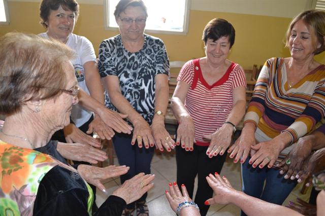 Cras encerra curso de manicure