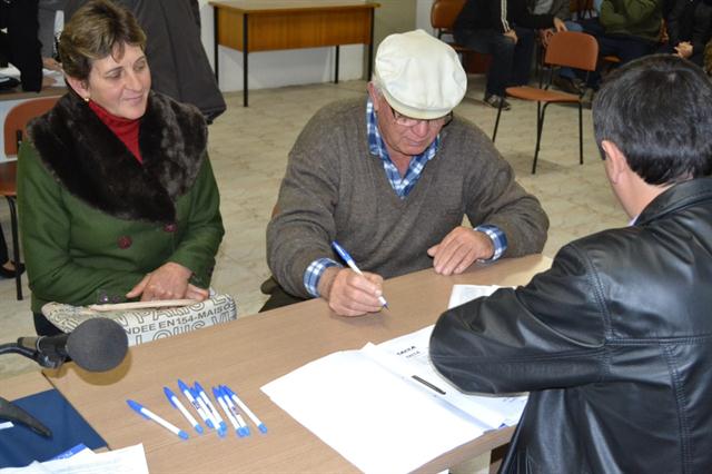 Produtores beneficiados por programa habitacional assinam liberação