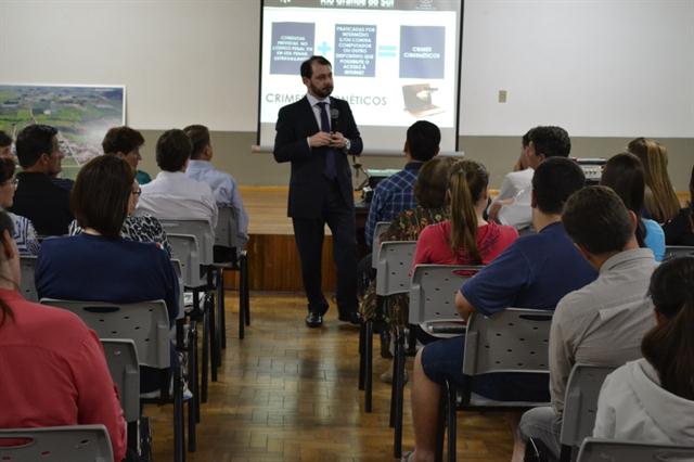Palestra sobre “crimes cibernéticos” recebeu bom público 