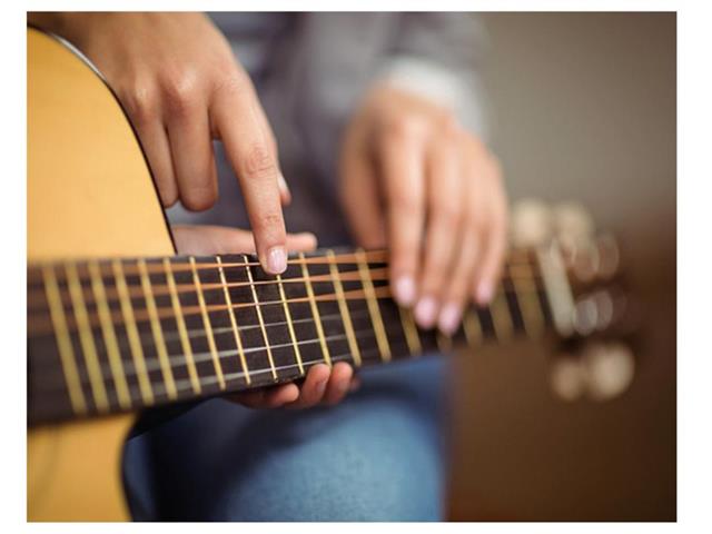 Assistência social promove oficina de violão para adultos