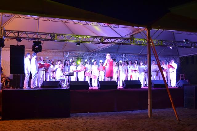 Natal Iluminado movimentou a noite de domingo