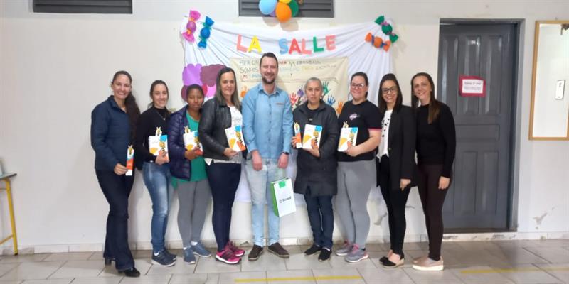 Escolas participantes do programa a união faz a vida - PUFV recebem homenagem ao dia do Professor