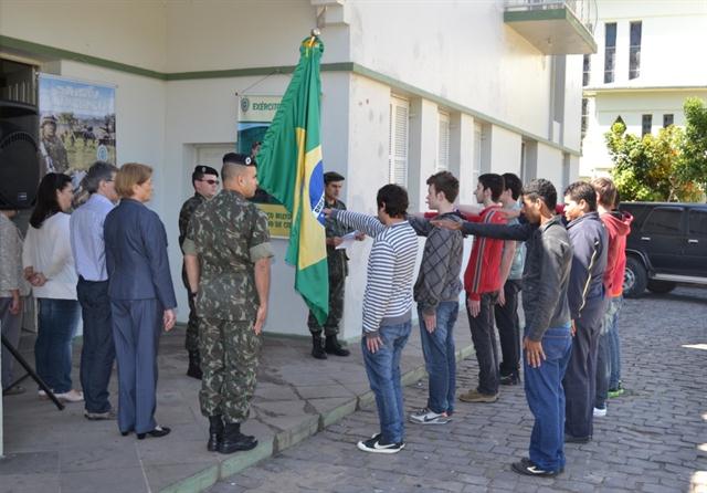 Jovens dispensados do serviço militar fizeram juramento à bandeira